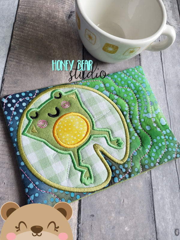 http://www.honeybearstudio.com/cdn/shop/files/honeybearstudiointhehoopmugrugkawaiilazyfrogappliquemachineembroideryfile_1200x1200.jpg?v=1684515288